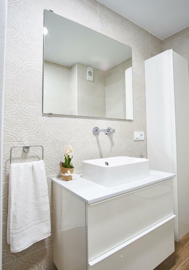 Arjona Riverside Central Deluxe By Valcambre เซบีญา ภายนอก รูปภาพ
